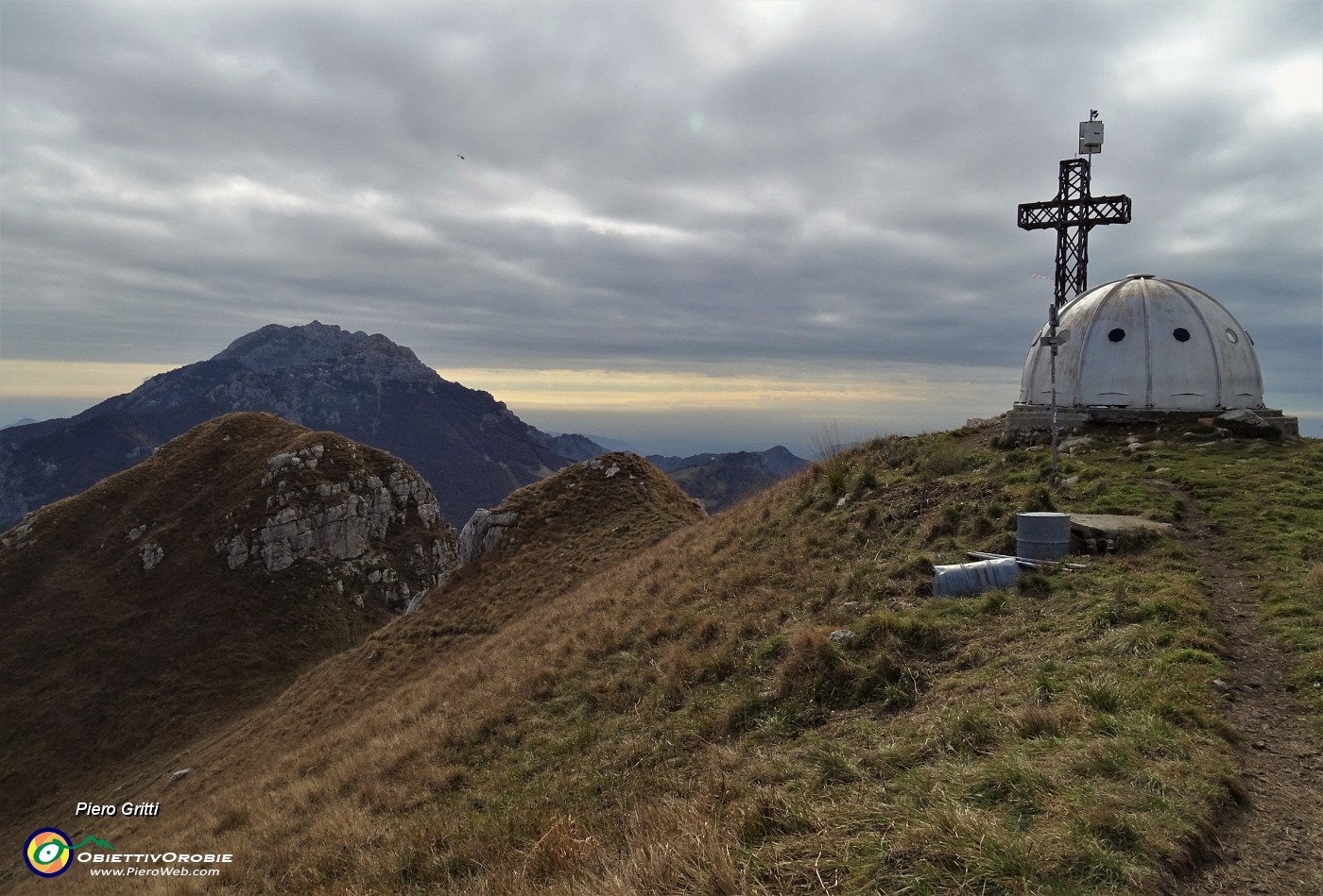 04 In vetta al Due Mani (1656 m) con vista in Resegone.JPG